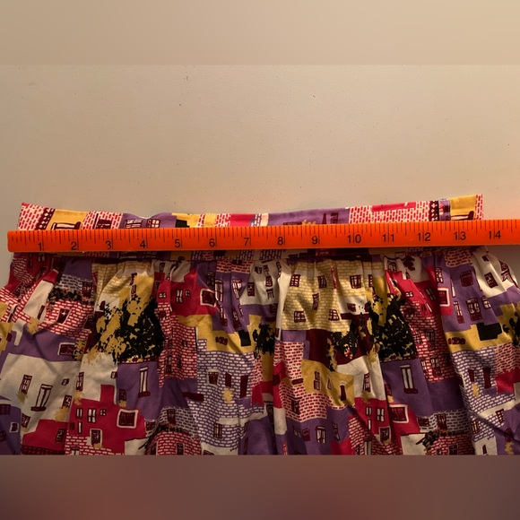 Colorful skirt with city street design. Fully lined. Has POCKETS and belt loops. - Picture 5 of 5